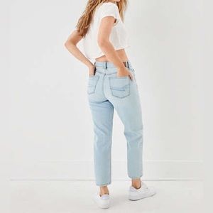 American Eagle 90s Distressed Regular Straight Leg Denim Mom Jeans Light Wash